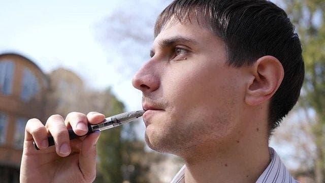 Egyszerhasználatos E-Cigaretta als clevere Lösung, moderne e-zigarette mit tabak sticks für unterwegs