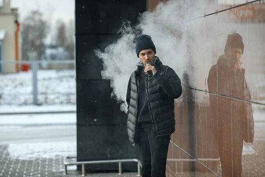 Elektronické cigarety und liquid e-zigarette 100 ml – Ratgeber 2025 zu Aromen, Nikotinstärken und besten Angeboten