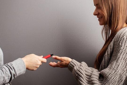 Entdecken Sie die Vorteile von Egyszerhasználatos E-Cigaretta und warum Egyszerhasználatos E-Cigaretta im Vergleich zu e-zigarette iqos preis unschlagbar ist